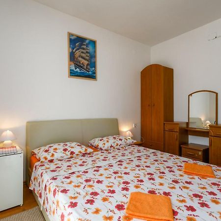 Holiday House Snjezana Кърк Екстериор снимка