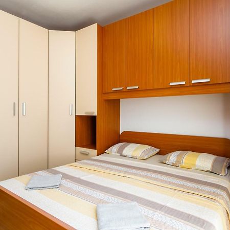 Holiday House Snjezana Кърк Екстериор снимка