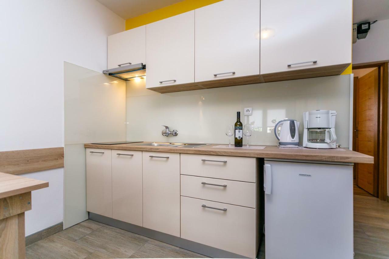 Holiday House Snjezana Кърк Екстериор снимка