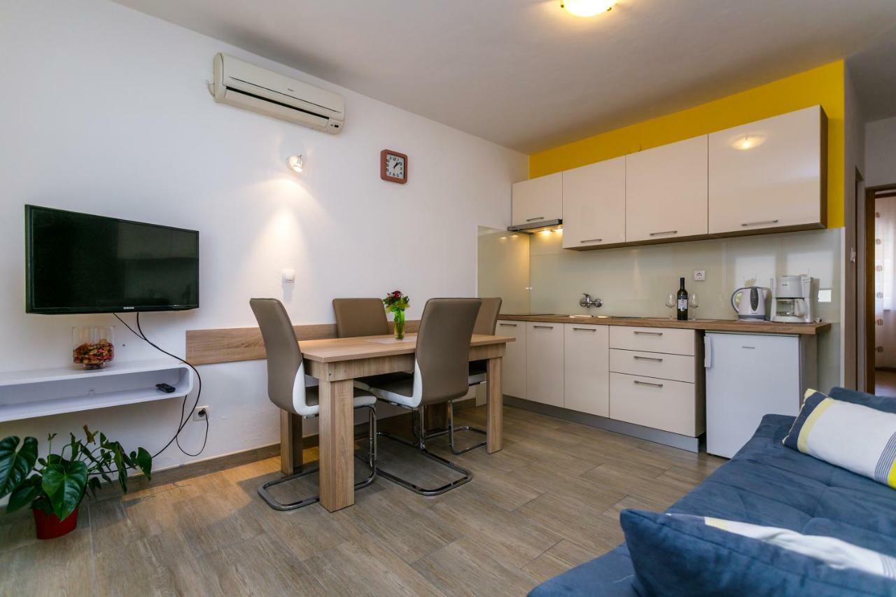 Holiday House Snjezana Кърк Екстериор снимка