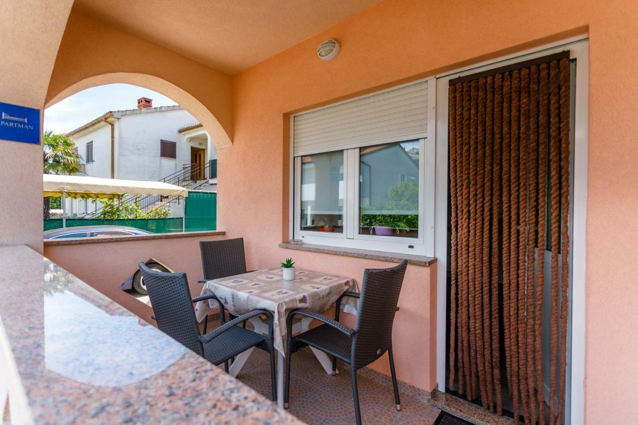Holiday House Snjezana Кърк Екстериор снимка