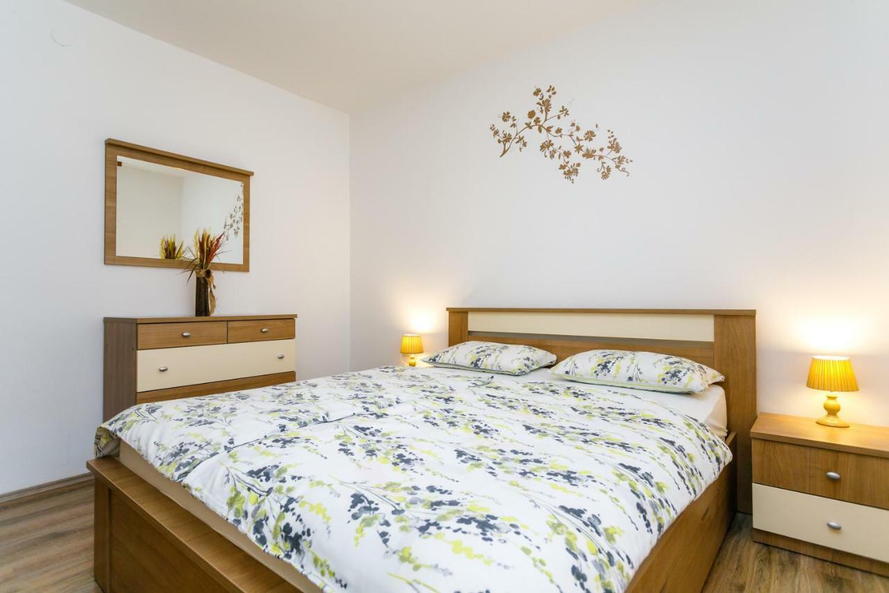 Holiday House Snjezana Кърк Екстериор снимка