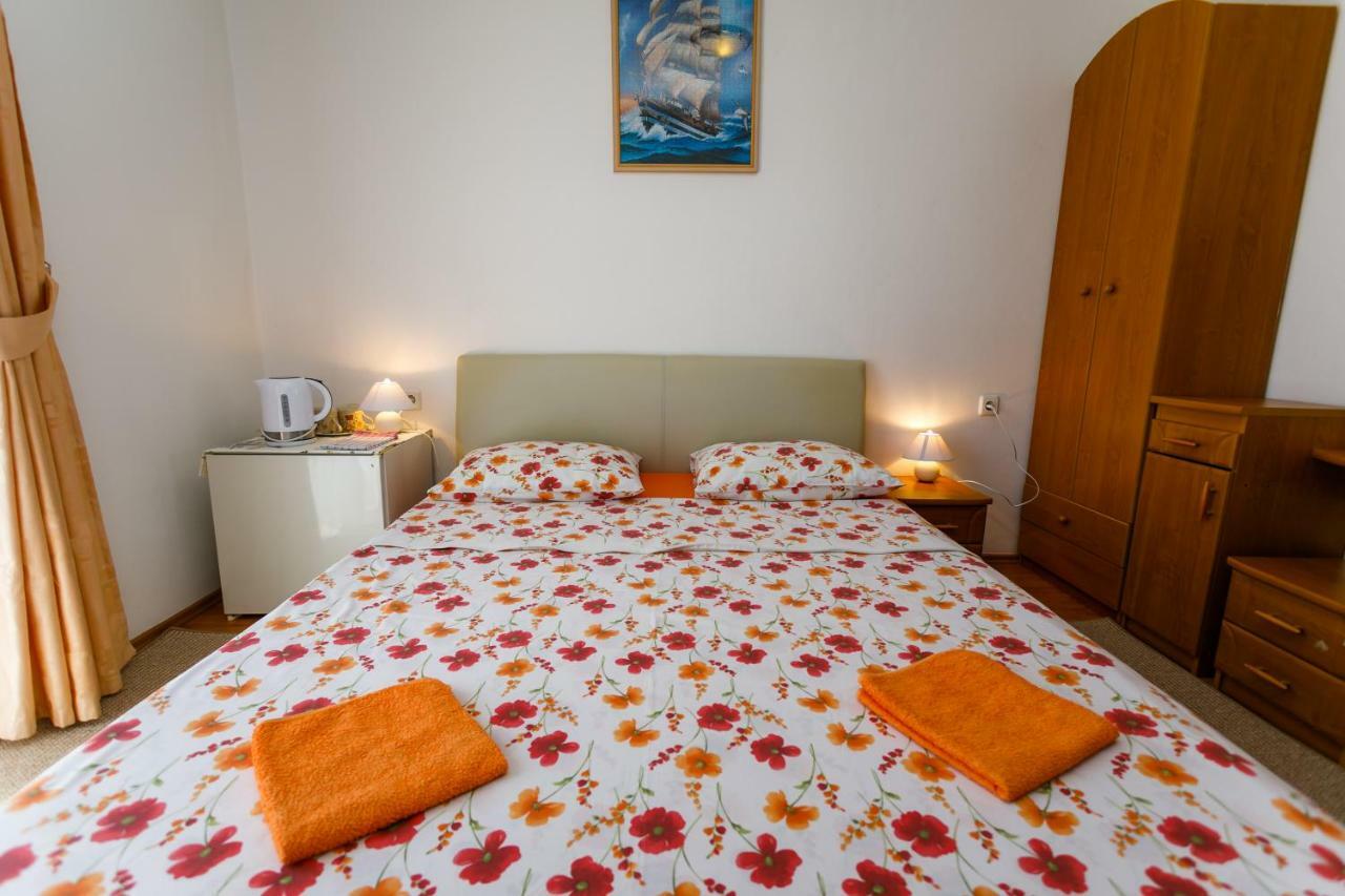 Holiday House Snjezana Кърк Екстериор снимка